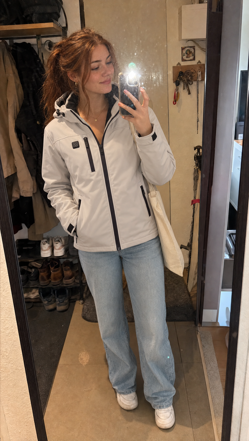 Veste chauffante blanche photographiée devant un miroir