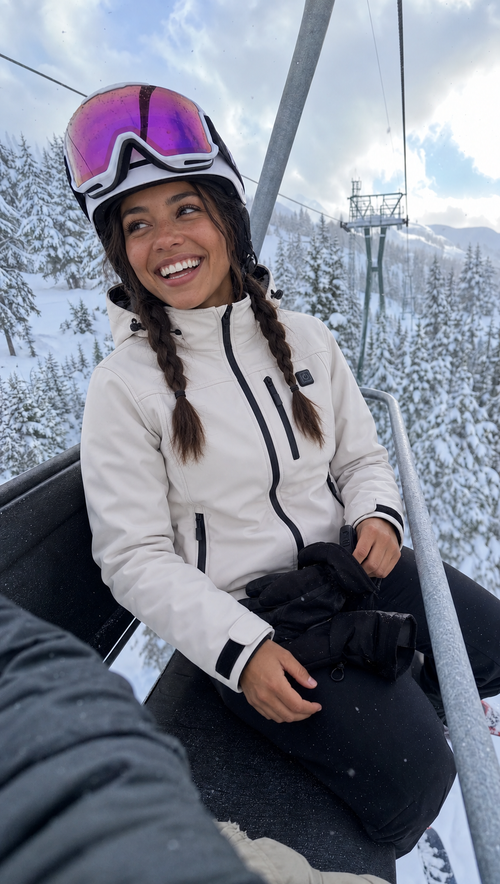 Veste chauffante blanche sur un télésiège