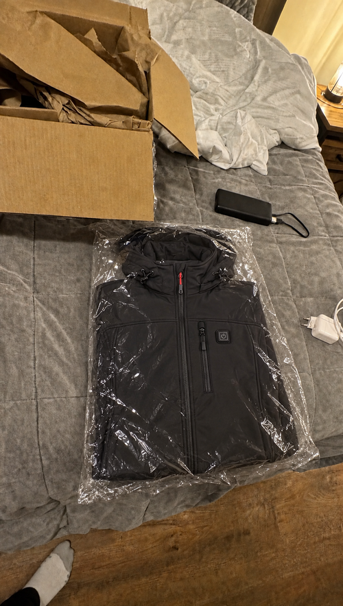 Veste chauffante noire et batterie USB au déballage